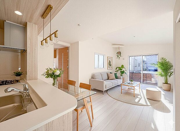 【平屋　LDK17帖＋4.8帖洋室】広いリビングにはお気に入りの家具を配置し、思い通りの空間に。※現況の物件写真に、CGによる画像処理（家具等の配置）がされています。