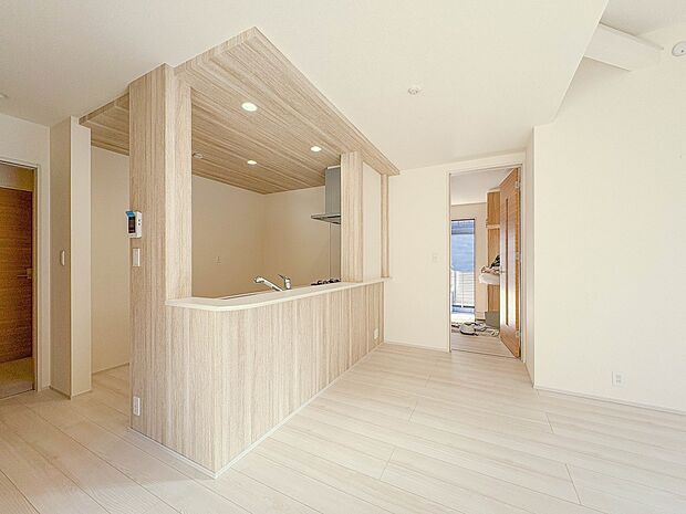 【平屋 LDK17帖+4.8帖洋室】会話でホッとコミュニケーションできるリビング。料理でホッとハピネスになるキッチンなど。人をホッとさせる最新設備・仕様を採用しています。