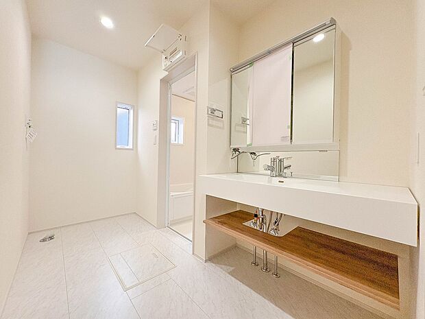 【脱衣所】十分な広さを保った脱衣所