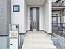 玄関：【玄関】玄関へ向かうまでのアプローチに漂う上質が期待感をもたせます。玄関は建物の顔。落着きを醸し出した自己主張が心に訴えてきます。