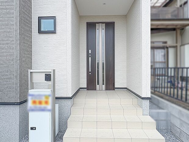 【玄関】玄関へ向かうまでのアプローチに漂う上質が期待感をもたせます。玄関は建物の顔。落着きを醸し出した自己主張が心に訴えてきます。