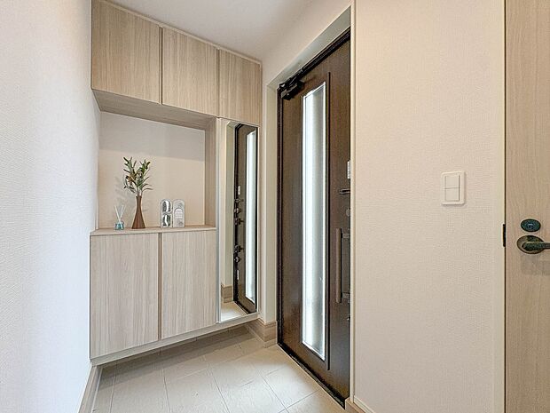 【玄関】玄関はおうちの顔と言われます。玄関アプローチは、外観デザインの印象を左右します。ご家族の個性を出しながら、素敵な玄関でお客様をお迎えしてください。