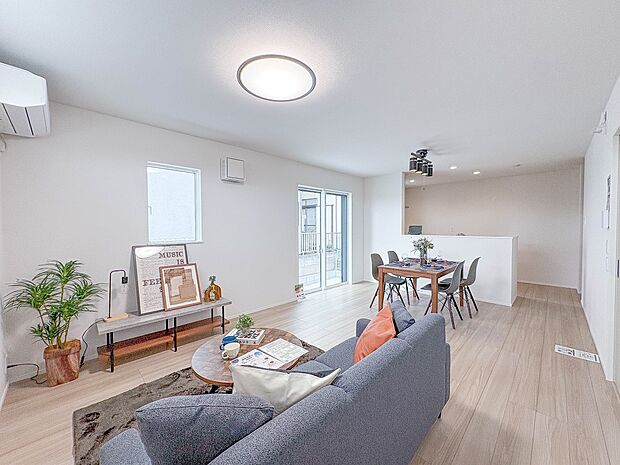 【LDK17帖 パントリー付き】うららかな陽射しがどのお部屋にも降り注ぎますように、快適さを追求した間取設計。得難い立地環境での生活を恵みの豊かな永住の地へと変えてくれます。