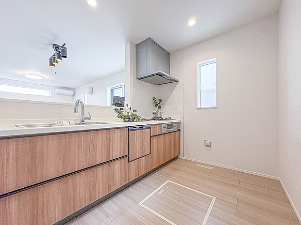 【キッチン】三口コンロで料理の幅を拡げてくれる使いやすいシステムキッチンを採用。洗い場も大きいので野菜や食器を洗ったりする際にも捗り、奥様の強い味方となってくれるはずです。