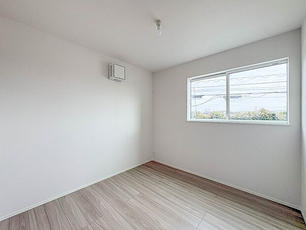 【寝室】シンプルな内装はおしゃれのポイントです。シンプルは華美より飽きがこないからです。色や模様でおしゃれ感をだす。それがシンプルイズビューティーです。