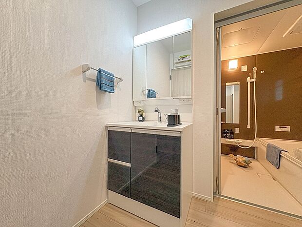 【洗面台】 十分な大きさの洗面台は、身だしなみチェックや歯磨きなど、朝の慌ただしい時間でもホテルライクなスペースで余裕とゆとりを感じて頂けます。