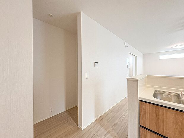 【パントリー(食料庫)】 常温保存できるパン、お米、調味料、缶詰など、日常的に使うものや未開封の食品の収納にぴったり。棚にものを並べて収納すれば、何が足りないのかひと目で確認できます。