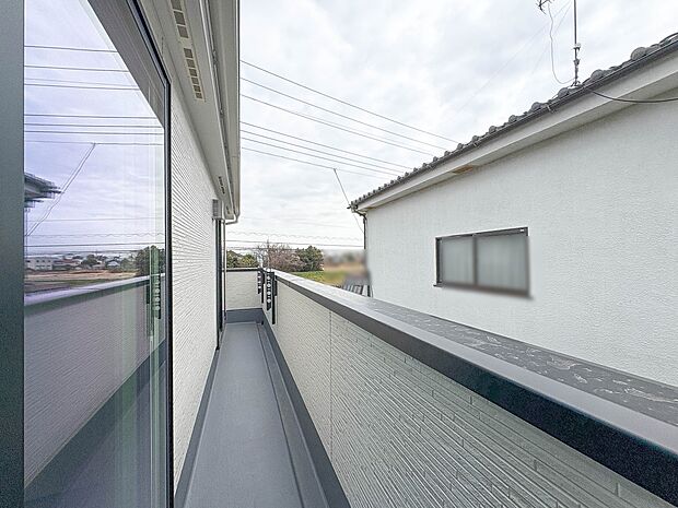 【バルコニー】 バルコニーから差し込む陽光・通風は、住環境・快適性と共に有り続ける貴重な「財産」です。