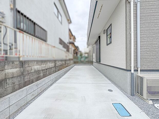 【駐車場】カースペース2台可/駐輪スペース。広々カースペースです。自転車、バイクなども置き場に困りません。