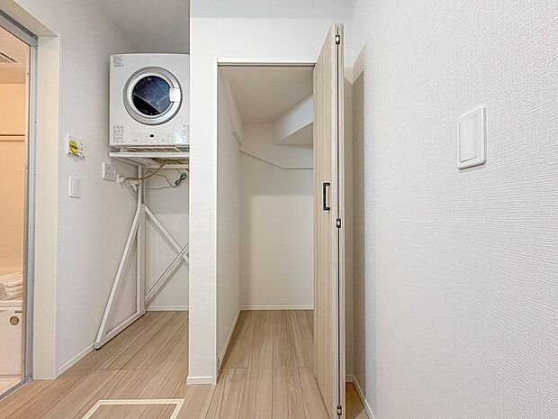 【洗面室収納スペース】扉付きの収納スペースがついています。