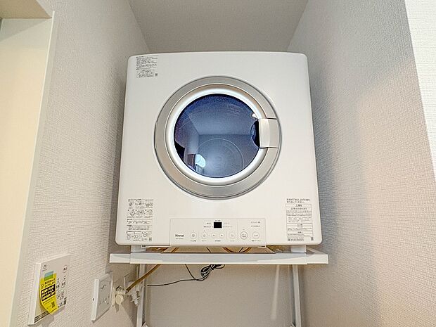 【衣類乾燥機標準装備】洗濯機を置くスペースも十分な広さがございます。