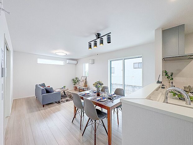 【LDK17帖 パントリー付き】爽やかな日差しが差し込む明るいリビングです。