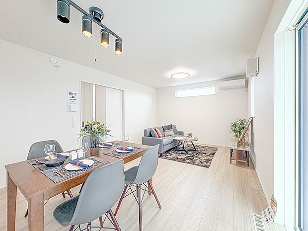 【LDK17帖 パントリー付き】ここにはみんなが集い、食事と楽しい会話が始まる。話に夢中になりすぎて、ついつい時を忘れ夜半過ぎになってしまう。そんな束の間の幸せを感じさせてくれる場所でありた…