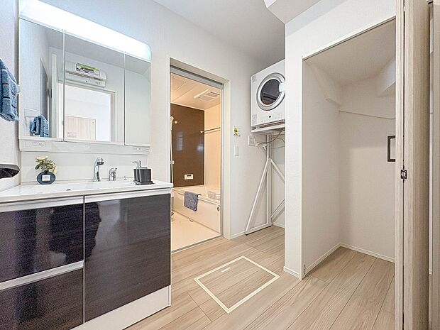 【脱衣所】洗面所は小さなプライベートスペース。歯磨き、洗顔と毎日施す個人空間。