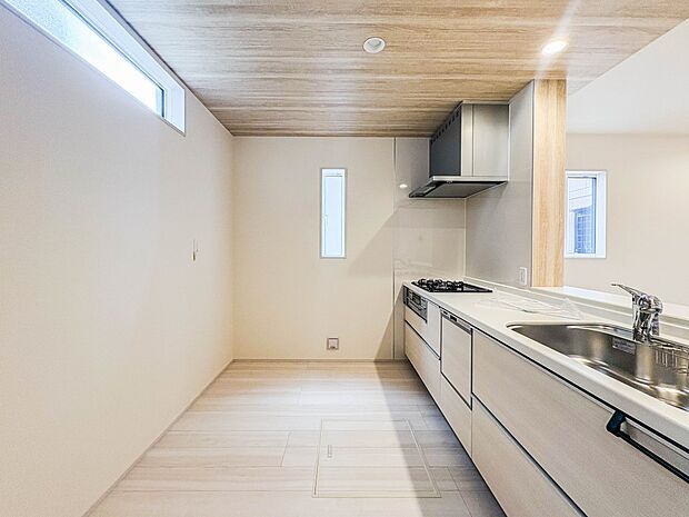 【キッチン】ナチュラルな自然光の中での調理。会話が弾む対面型キッチン。お洒落な食器類を余裕で収納できるスペース。動きやすい女性目線のキッチン動線。これからはお料理をつくる時間が劇的に変わりま…