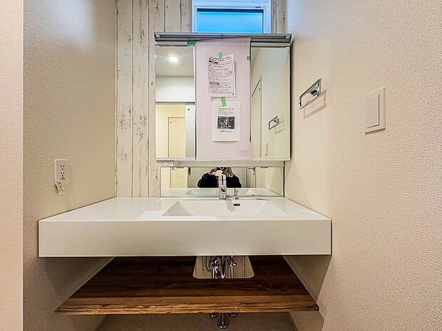 【洗面台】 十分な大きさの洗面台は、身だしなみチェックや歯磨きなど、朝の慌ただしい時間でもホテルライクなスペースで余裕とゆとりを感じて頂けます。