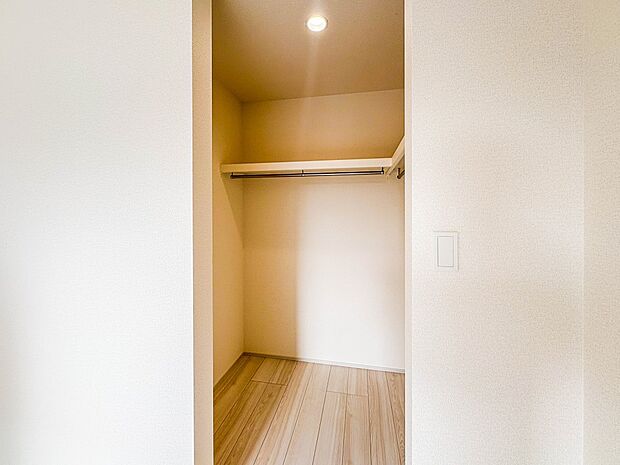 【WIC(ウォークインクローゼット)】 たくさんの洋服をかけてもシワになりにくいウォークインクローゼット。洋服以外にも、普段使わない家電やスーツケース、ストック品など何でも片付く嬉しい空間…