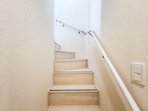 【手すり付階段】手すりがないと階段の昇り降りで危険なことはもちろん、壁に手をつきながら歩くことで壁紙が汚れやすくなります。すべての方に快適に昇り降りしていただくため、手すりを設置しました。
