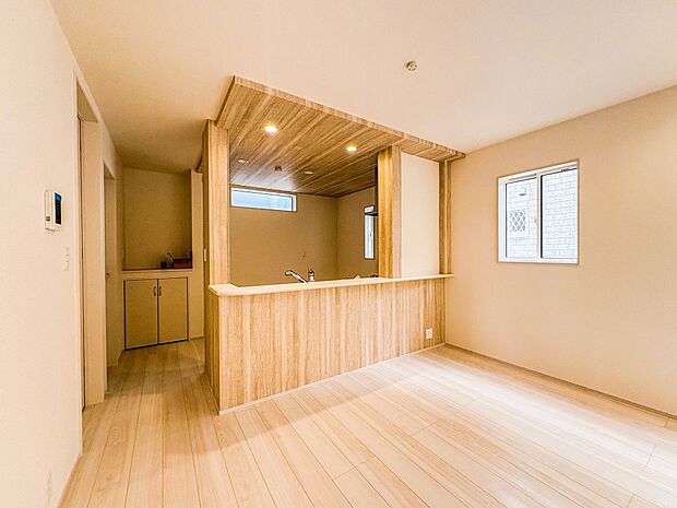 【ダイニングキッチン】木の温もりがやさしいフローリング仕様。明るく広々としたダイニングはとても快適な空間です。