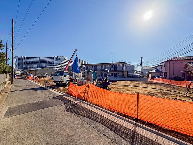 【Frontal road-前面道路-】 静かな通りに面した本物件は、落ち着いて暮らすことができます。 閑静な住宅街で比較的車の通りも少ないのでお子様も安心です。