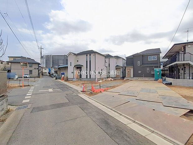 【前面道路】家の前をまっすぐの通りが走っている。クルマは少なく、人々は毎朝、ウォーキング、ジョギング、犬の散歩など、フリーな朝時間を過ごしている。