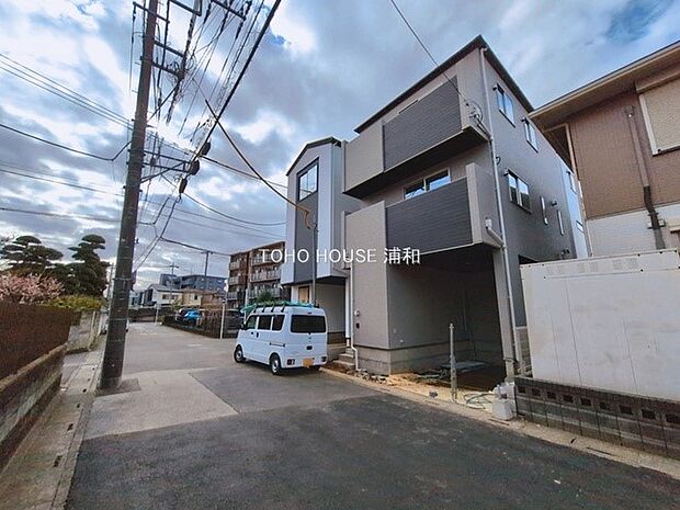 1号棟【前面道路】家の前をまっすぐの通りが走っている。クルマは少なく、人々は毎朝、ウォーキング、ジョギング、犬の散歩など、フリーな朝時間を過ごしている。