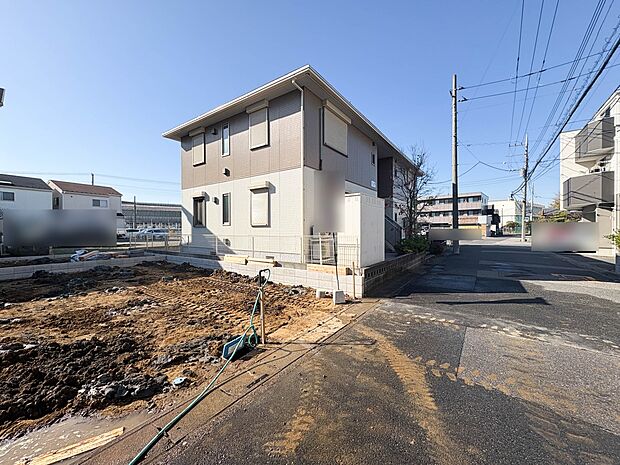 1号棟【前面道路】家の前をまっすぐの通りが走っている。クルマは少なく、人々は毎朝、ウォーキング、ジョギング、犬の散歩など、フリーな朝時間を過ごしている。