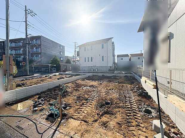 1号棟【現地外観】家族の温かさと陽光の暖かさ、楽しい毎日と明るい未来を予感させる「空間が織り成すひとつ先の住み心地」を演出します。