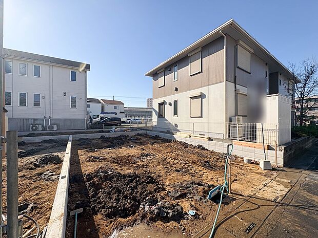 1号棟【現地外観】こちらの物件に少しでもご興味がありましたら、お気軽にお電話下さい。ネット上で「見えない物」「わからない事」でも、実際にご見学いただくことで、手に取るようにおわかりいただける…