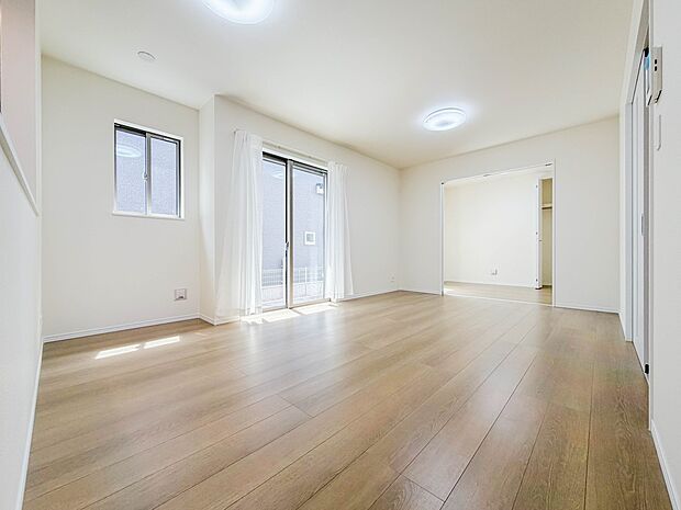 【リビング】うららかな陽射しがどのお部屋にも降り注ぎますように、快適さを追求した間取設計。得難い立地環境での生活を恵みの豊かな永住の地へと変えてくれます。