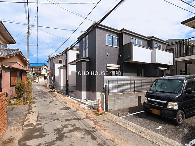 【前面道路】家の前をまっすぐの通りが走っている。クルマは少なく、人々は毎朝、ウォーキング、ジョギング、犬の散歩など、フリーな朝時間を過ごしている。