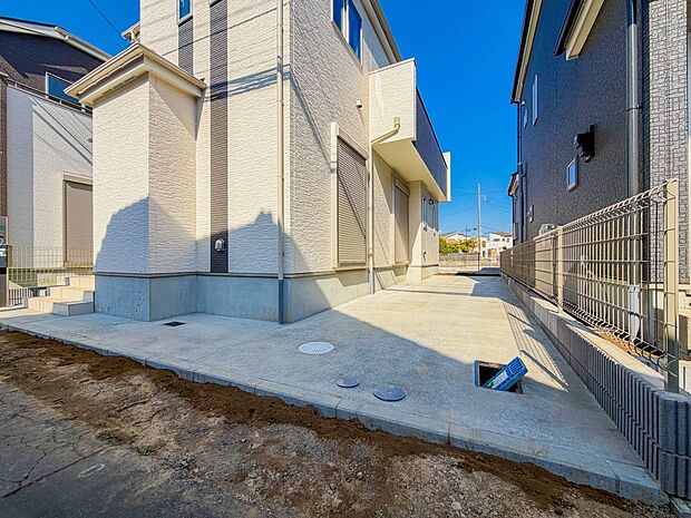 【駐車場】カースペース2台可/駐輪スペース。広々カースペースです。自転車、バイクなども置き場に困りません。