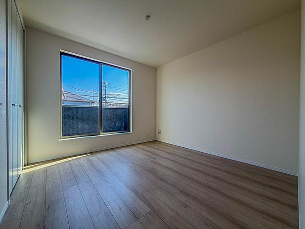 【子供部屋】お子様のお部屋にぴったりなクロークを備えたフローリング仕様の洋室です。