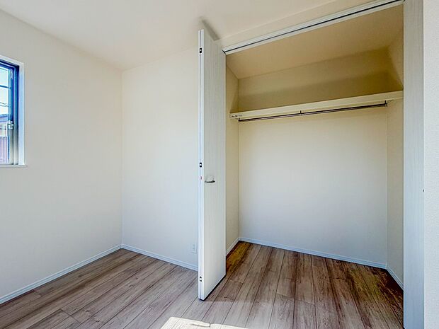 【収納】壁面クローゼットのメリットは、衣類が横一列に並ぶためひと目で洋服が選びやすいこと。衣類をたくさんお持ちの方も、限られたスペース内に無理なく収納することができます。