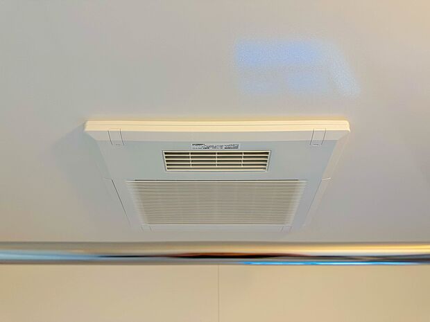 【浴室乾燥機】浴室乾燥機があると、梅雨や花粉の時期など、洗濯物を外干しできないときにとても助かります。