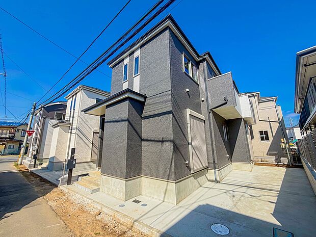 【外観】ここから始まる「日常」はご家族にとってかけがえのない時間となります。少しでも豊かに、快適に。そんな想いから本邸宅は生まれました。