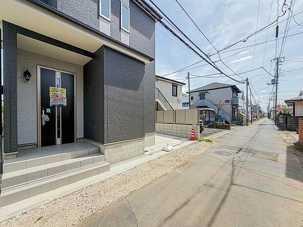 【前面道路】家の前をまっすぐの通りが走っている。クルマは少なく、人々は毎朝、ウォーキング、ジョギング、犬の散歩など、フリーな朝時間を過ごしている。