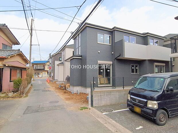 【前面道路】家の前をまっすぐの通りが走っている。クルマは少なく、人々は毎朝、ウォーキング、ジョギング、犬の散歩など、フリーな朝時間を過ごしている。