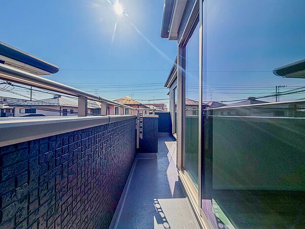 【バルコニー】  バルコニーから差し込む陽光・通風は、住環境・快適性と共に有り続ける貴重な「財産」です。