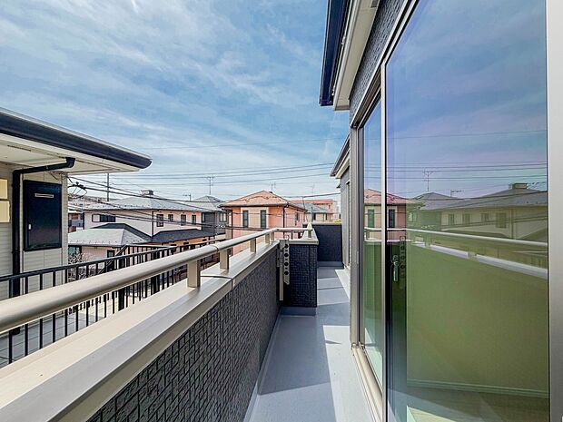 【バルコニー】 バルコニーから差し込む陽光・通風は、住環境・快適性と共に有り続ける貴重な「財産」です。