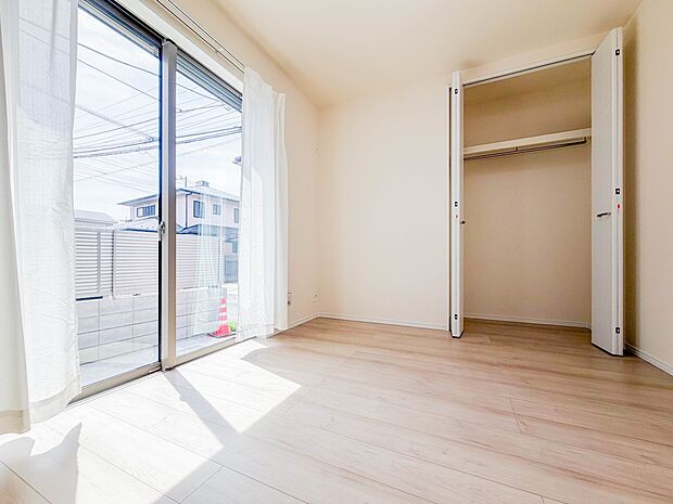 【リビング以外の居室】独立性を高めたお部屋。たっぷりの収納も配備しており、片付いた空間を現実出来そう。陽光も降り注ぐ明るく開放的な空間が魅力的。