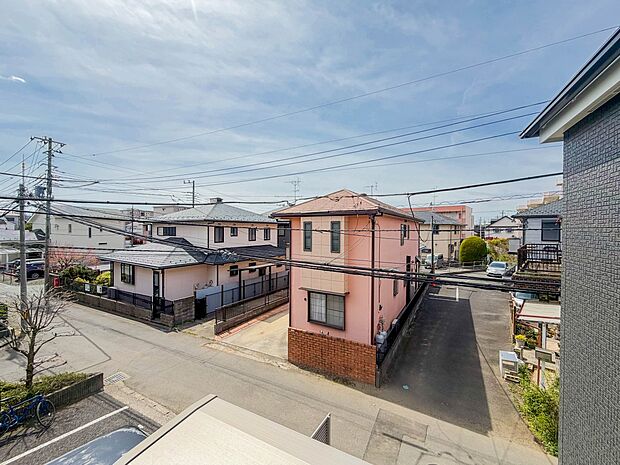 【眺望】朝の澄んだ空気や、夕方に吹く清々しい風を五感で感じられるバルコニー。