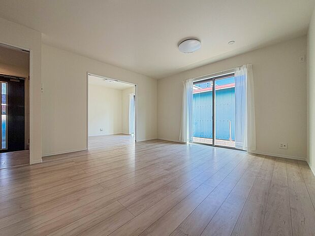 【リビング】整然とした空間演出、快適な理想の暮らしの実現は家のみの拘りではなく、そこで暮らす方々にとって素敵な環境であることも挙げられると思います。四季折々の変化が奏でる鼓動を楽しんで下さい…