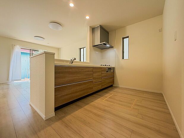 【キッチン】ナチュラルな自然光の中での調理。お洒落な食器類を余裕で収納できるスペース。動きやすい女性目線のキッチン動線。これからはお料理をつくる時間が劇的に変わります。