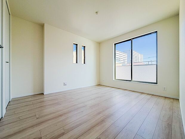 【寝室】シンプルな内装はおしゃれのポイントです。シンプルは華美より飽きがこないからです。色や模様でおしゃれ感をだす。それがシンプルイズビューティーです。