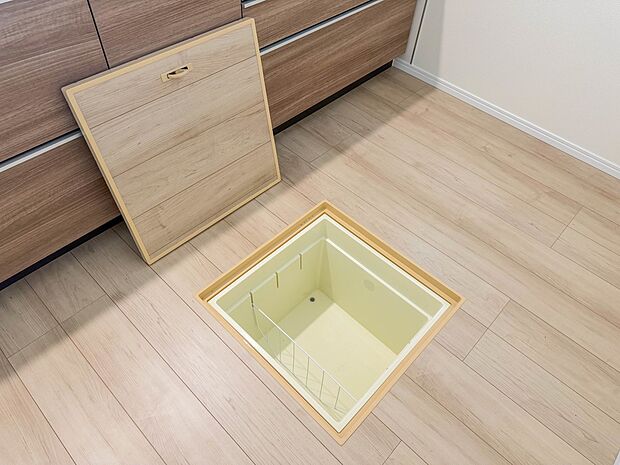 【床下収納】洗剤、キッチンペーパーの保管場所としてありがたいスペースです。
