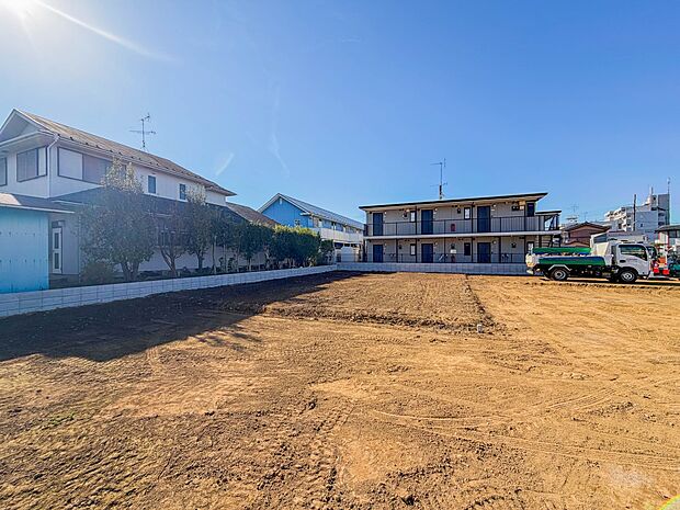 【現地外観】家族の温かさと陽光の暖かさ、楽しい毎日と明るい未来を予感させる「空間が織り成すひとつ先の住み心地」を演出します。