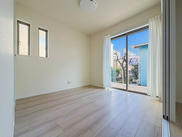 【洋室】柔らかな陽光とフローリングの色味が調和した快適な空間。