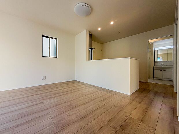 【ダイニング】ダイニングテーブルを置いても十分な広さが確保されています。