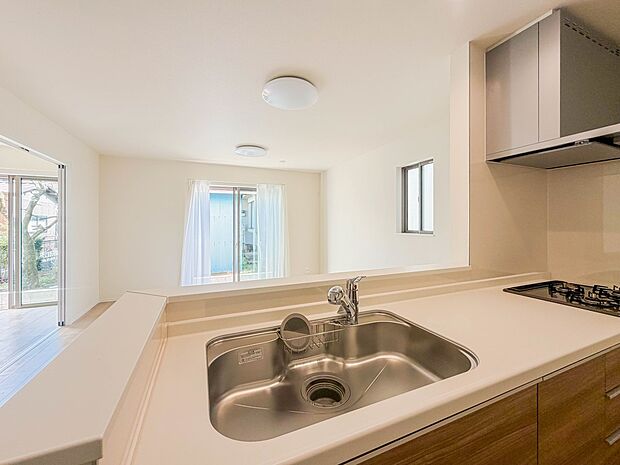 【ダイニングキッチン】会話でホッとコミュニケーションできるリビング。料理でホッとハピネスになるキッチンなど。人をホッとさせる最新設備・仕様を採用しています。